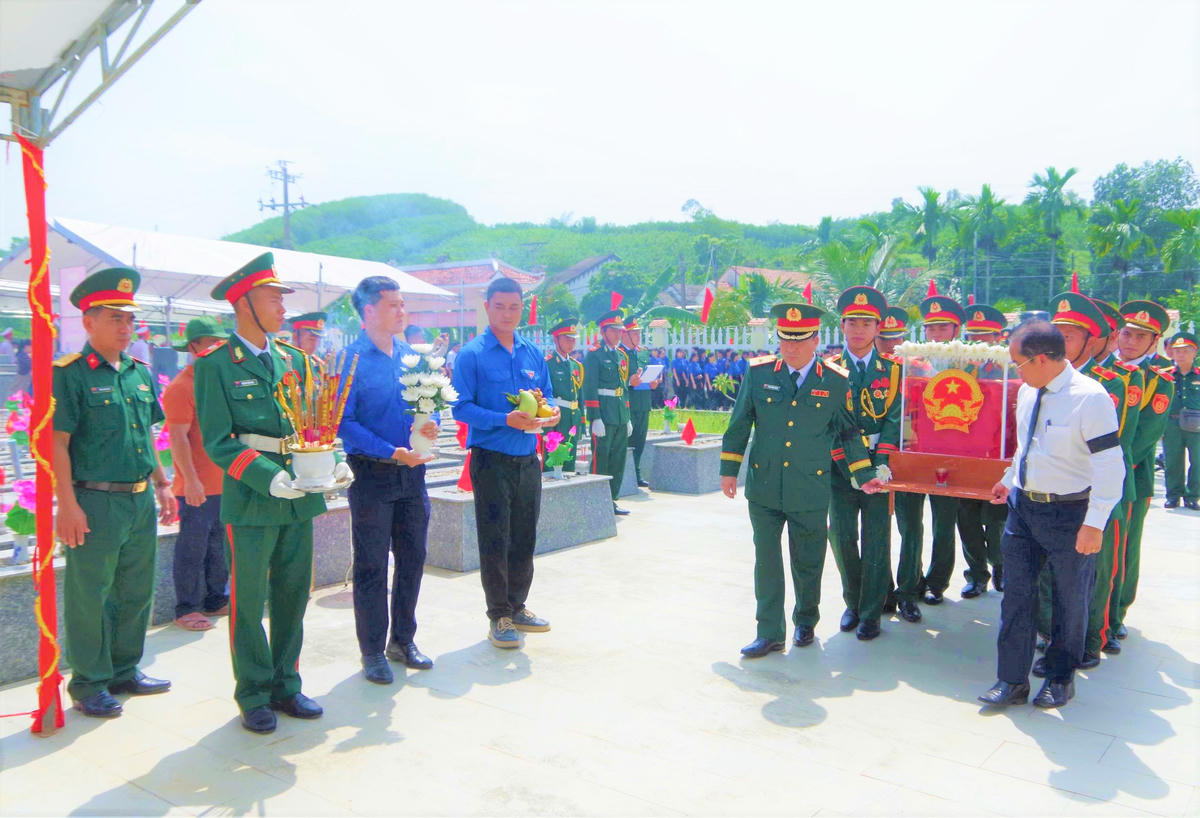 Lực lượng chức năng làm lễ truy điệu, an táng 17 hài cốt liệt sĩ tại Nghĩa trang Tân Bình. Ảnh: QS.