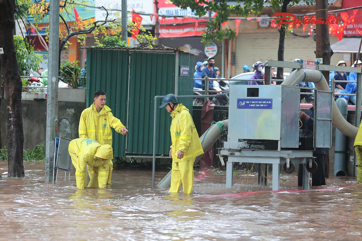Tại khu vực ngập, lực lượng thoát nước cũng được triển khai từ sớm, khẩn trương xử lý các điểm úng ngập, khơi thông dòng chảy và hỗ trợ người dân di chuyển qua khu vực bị ảnh hưởng.
