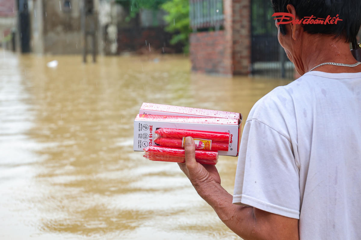  Không có điện, nhiều gia đình phải mua nến để thắp sáng, duy trì sinh hoạt trong những ngày nước chưa rút.