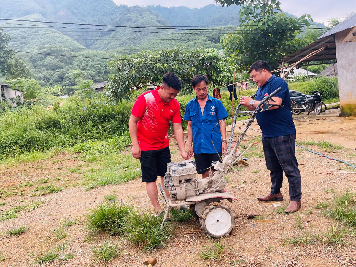 Trưởng ban Công tác Mặt trận Sùng A Nhà (bên phải) kiểm tra việc sử dụng máy nông cụ do Chương trình MTQG tại nhà anh Chảo A Chầu.