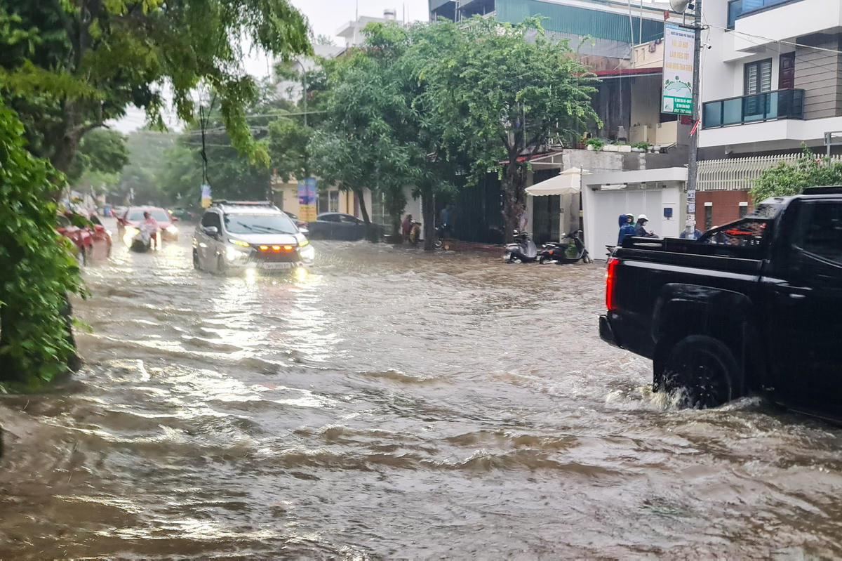 Tại phường Hạc Thành, phường trung tâm của tỉnh, theo ghi nhận của PV Báo Đại Đoàn Kết, tại các tuyến đường như Đội Cung, Nguyễn Công Trứ, Lê Trang Tông, Âu Cơ, Dương Đình Nghệ, Nguyễn Trãi..., nước ngập tới 30 - 50cm, khiến người dân gặp rất nhiều khó khăn khi di chuyển. Ảnh: Anh Tuấn
