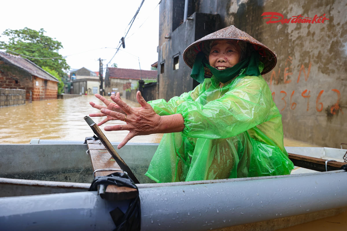 Bà Nguyễn Thị Hạnh, người dân thôn Đồng Dâu, xã Quảng Bị, Hà Nội, chia sẻ: “Nhà tôi ngập đến nay đã 3 ngày rồi. Nước lên cao nên việc đi lại, sinh hoạt trong gia đình gặp rất nhiều khó khăn. Các cháu nhỏ trong nhà đã được sơ tán đến nơi an toàn, còn người lớn ở lại để trông nhà và theo dõi tình hình nước".