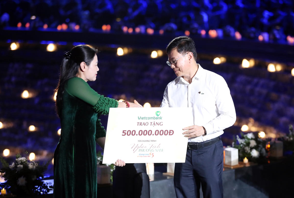 Đại diện Quỹ Tấm lòng Việt bắt tay cảm ơn ông Đặng Hoài Đức – Phó Tổng Giám đốc Vietcombank, đại diện cho Vietcombank trao tặng phần quà 500 triệu đồng của ngân hàng dành hỗ trợ các em nhỏ có hoàn cảnh khó khăn