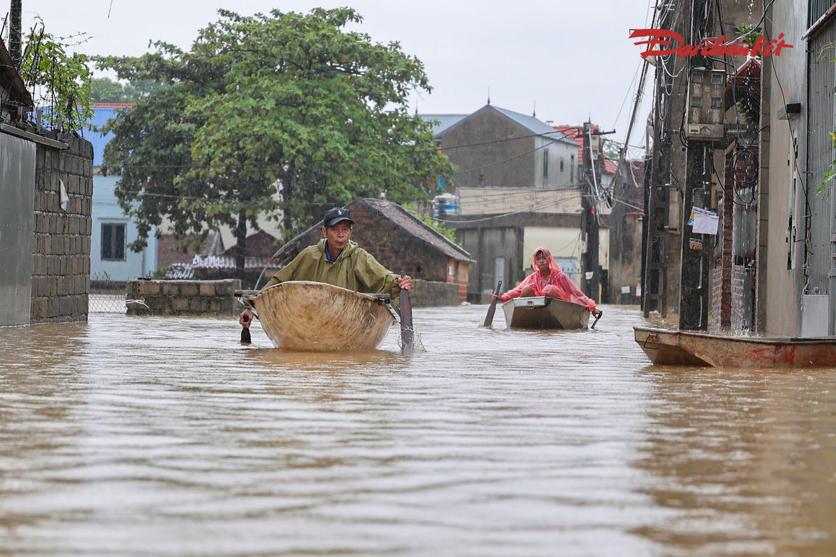 Để di chuyển qua các khu vực ngập, người dân phải sử dụng thuyền. Phương tiện này trở thành phương tiện di chuyển chủ yếu của người dân trong những đoạn đường nước ngập sâu.