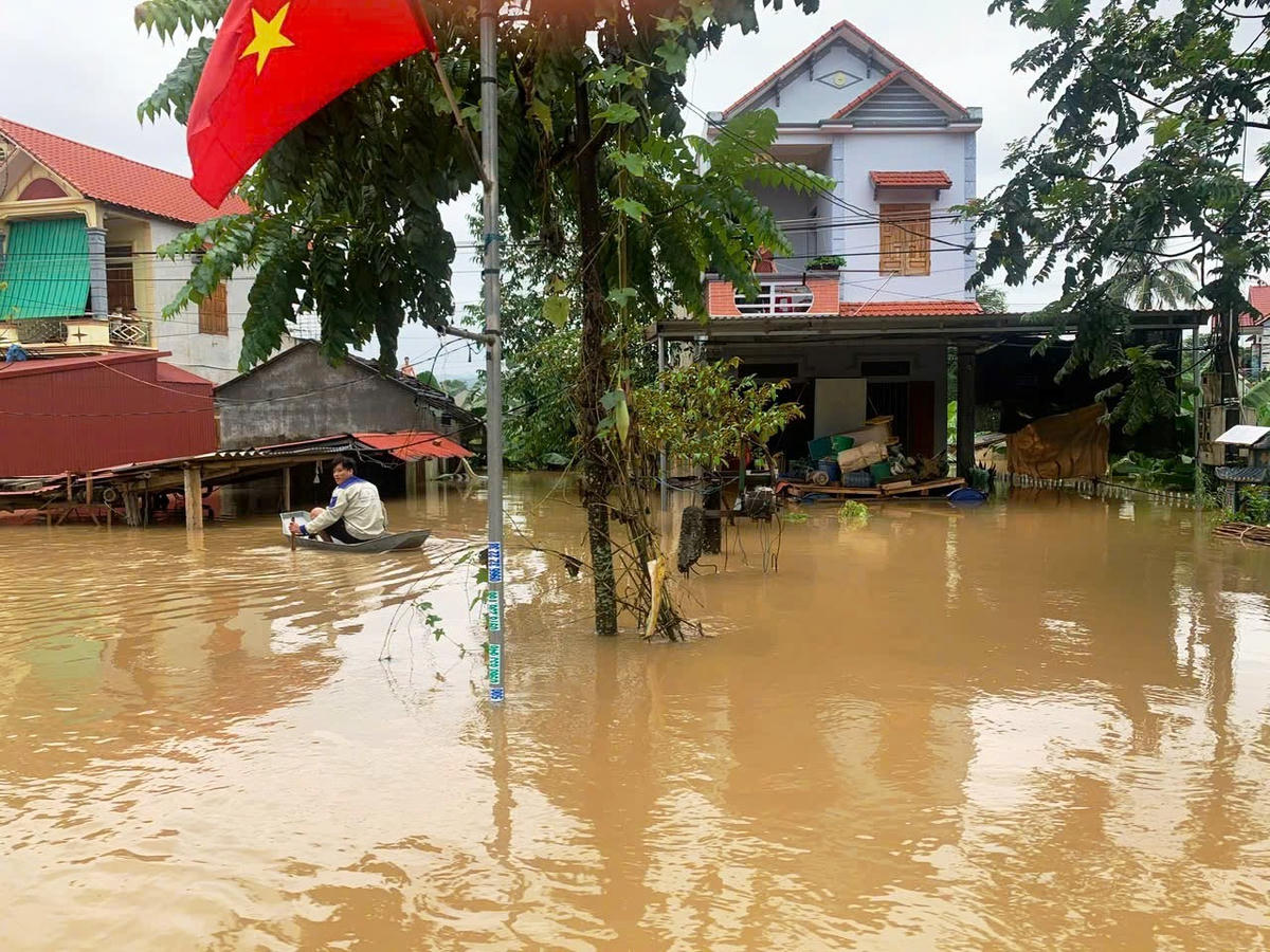 Do mưa lớn kéo dài, nhiều địa phương trên địa bàn tỉnh Thanh Hóa đã bị chìm sâu trong biển nước.
