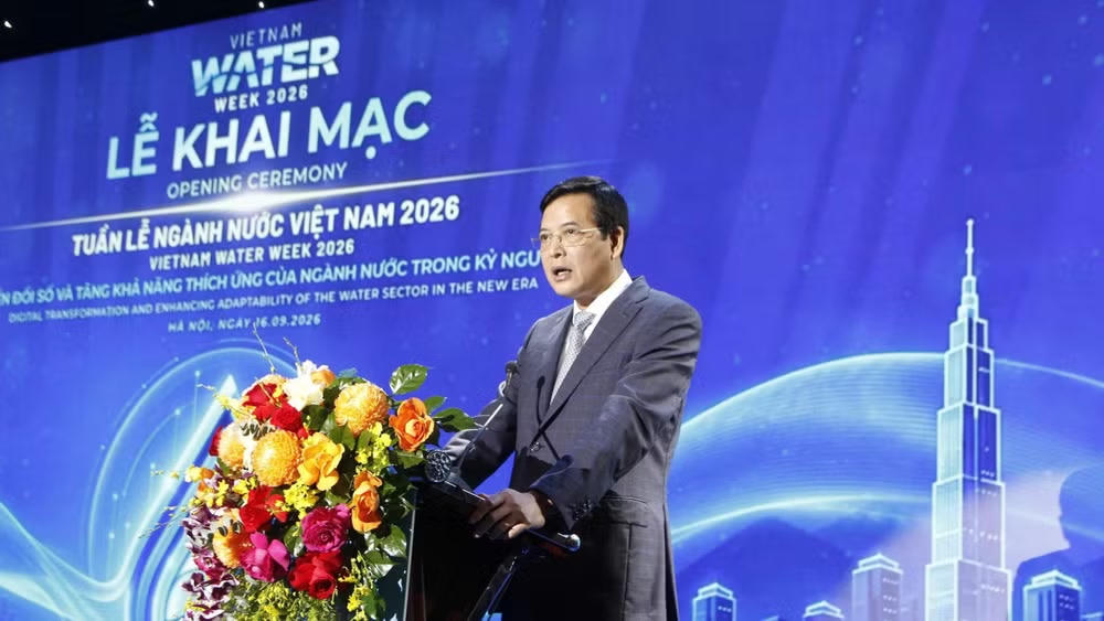 Thứ trưởng Xây dựng Bùi Xuân Dũng phát biểu khai mạc Tuần lễ ngành nước Việt Nam 2026. (Ảnh: VWSA)