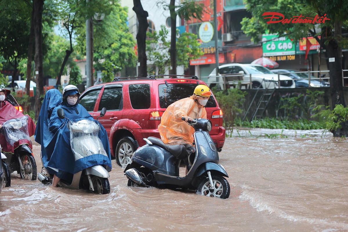Mưa lớn khiến nhiều tuyến đường Hà Nội xuất hiện tình trạng úng ngập, ảnh hưởng đến việc đi lại của người dân.