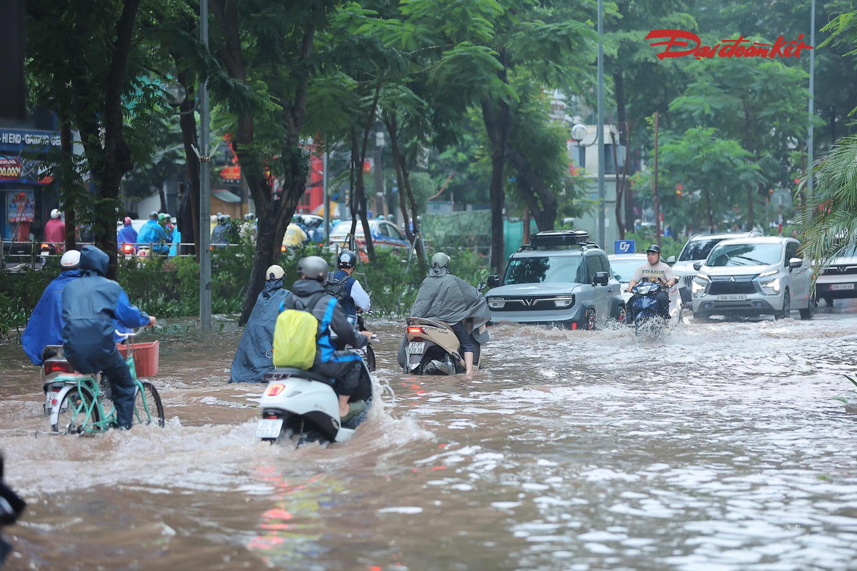 Hà Nội ngập sâu sau mưa lớn