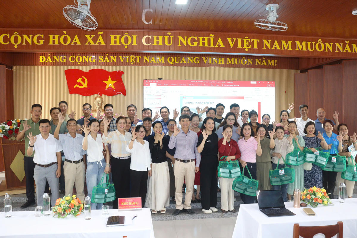 Tổ chức Môi trường Thái Bình Dương tại Việt Nam và UBND phường An Hải phát động dự án. Ảnh: Nguyễn Tú.