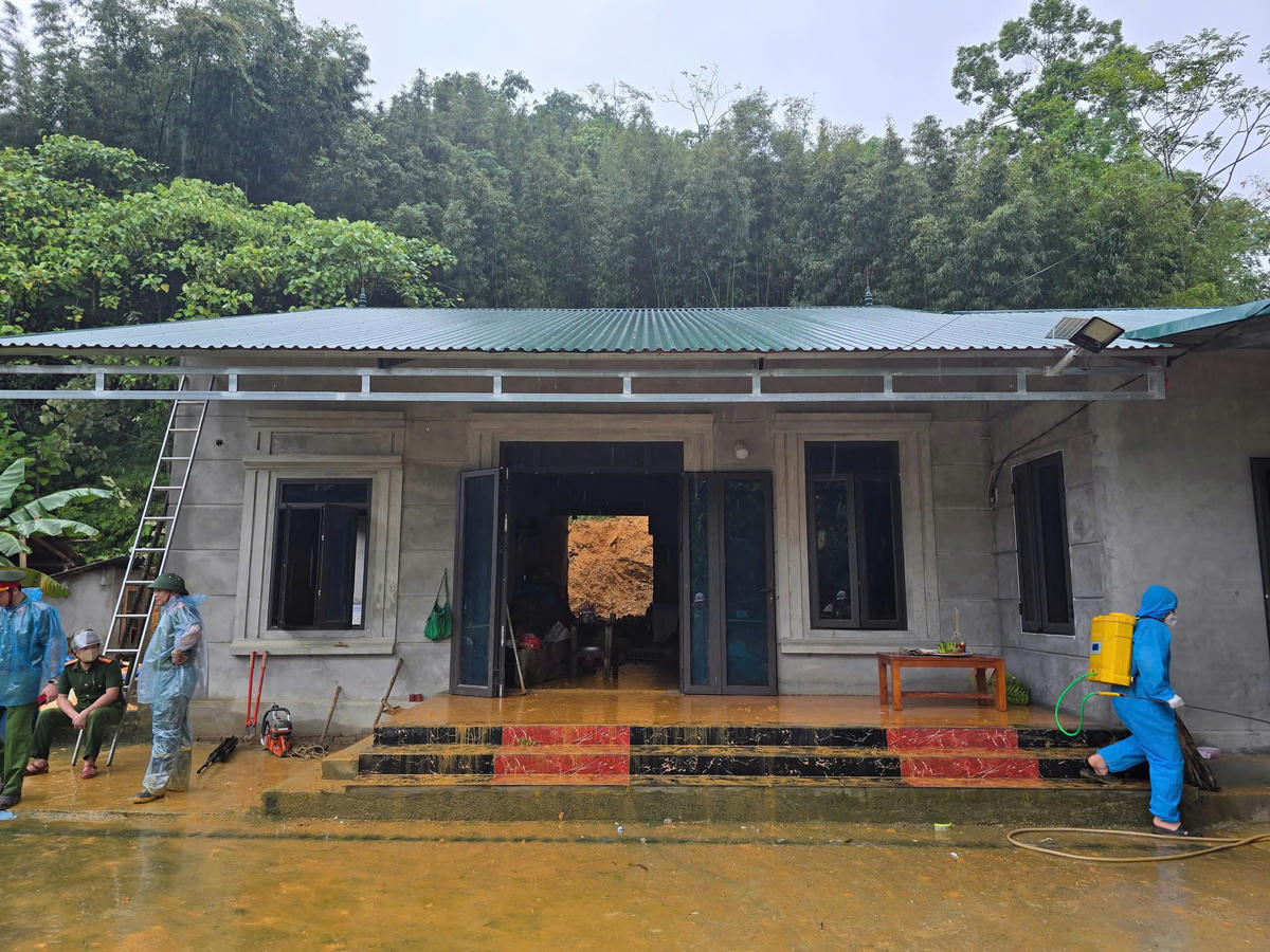 Ngôi nhà bị sạt lở đất chôn vùi 3 người tại Đà Bắc, Phú Thọ. Ảnh: Cục Quản lý đê điều và phòng, chống thiên tai