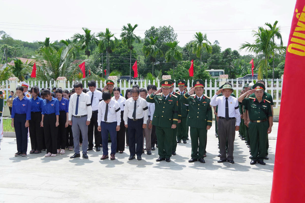 Các đại biểu thực hiện nghi thực mặc niệm tại lễ truy điệu, an táng 17 hài cốt liệt sĩ. Ảnh: QS.