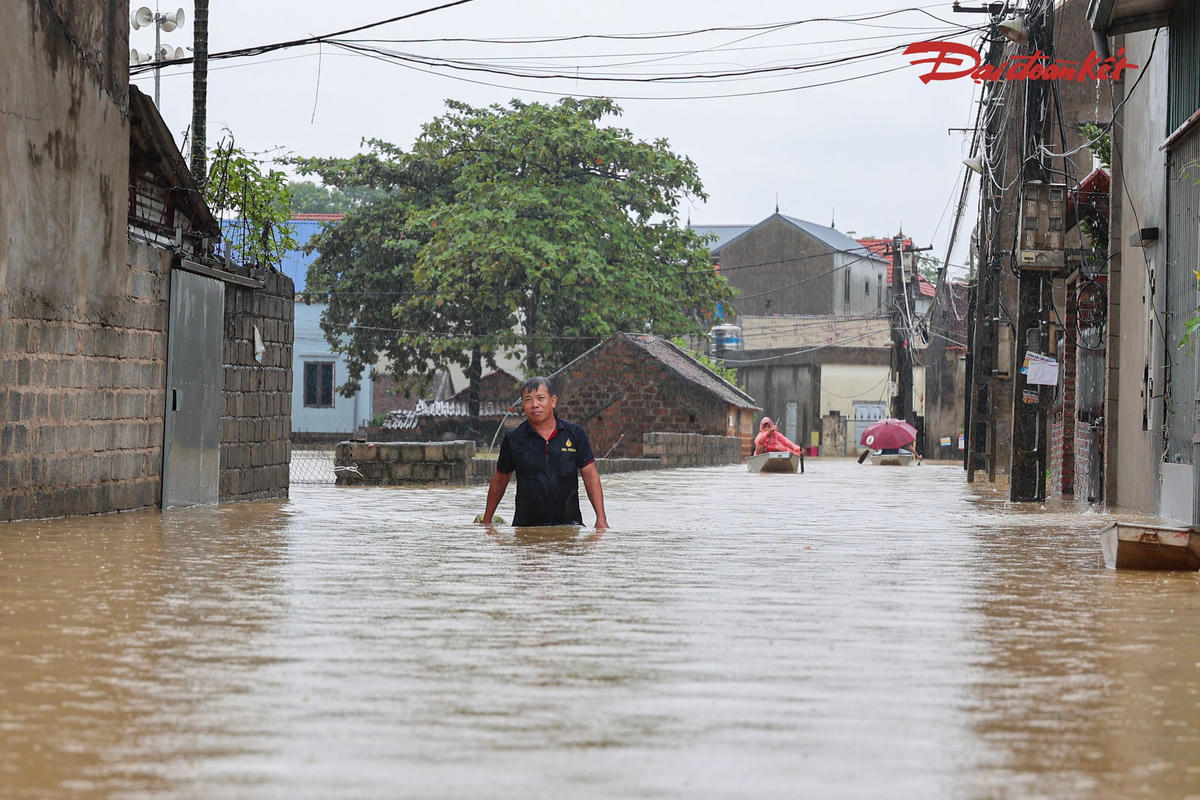 Sau 3 ngày, nước vẫn bao phủ nhiều khu vực tại thôn Đồng Dâu. Việc đi lại của người dân vẫn gặp khó khăn, đặc biệt tại những tuyến đường đã chìm trong nước.