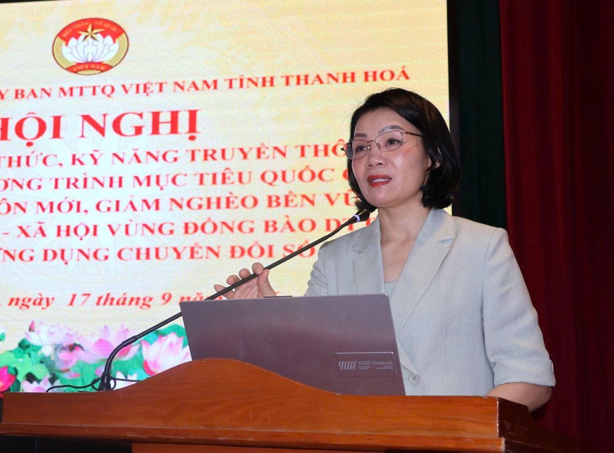 Phó Chủ tịch Thường trực Ủy ban MTTQ tỉnh Đỗ Thị Toán phát biểu khai mạc hội nghị. 