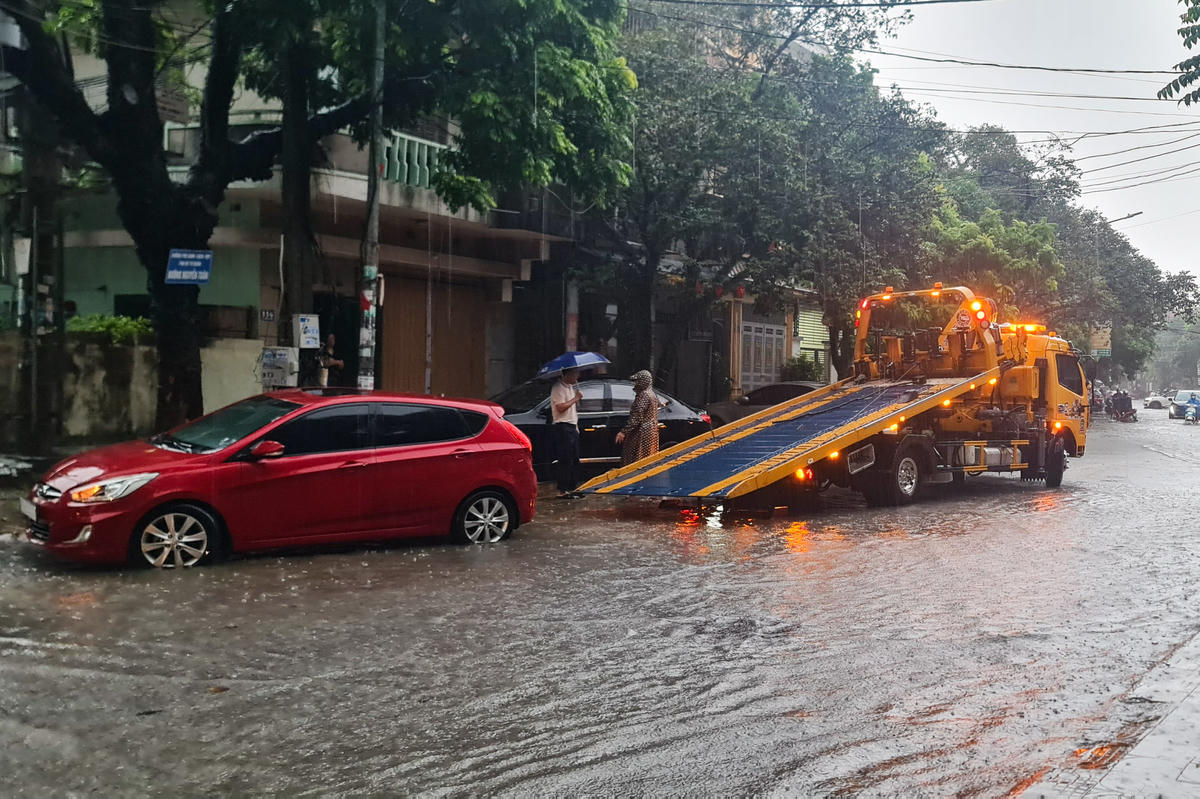 Nhiều xe 'vượt sông' bất thành, phải kéo vào lề, chờ xe cứu hộ đến đưa đi. Ảnh: Anh Tuấn