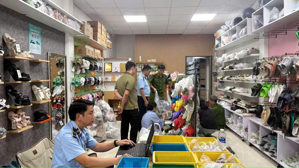 Cửa hàng của Ngân đang bày bán gần 750 đôi dép CROCS giả. Ảnh: Ngọc Trâm.