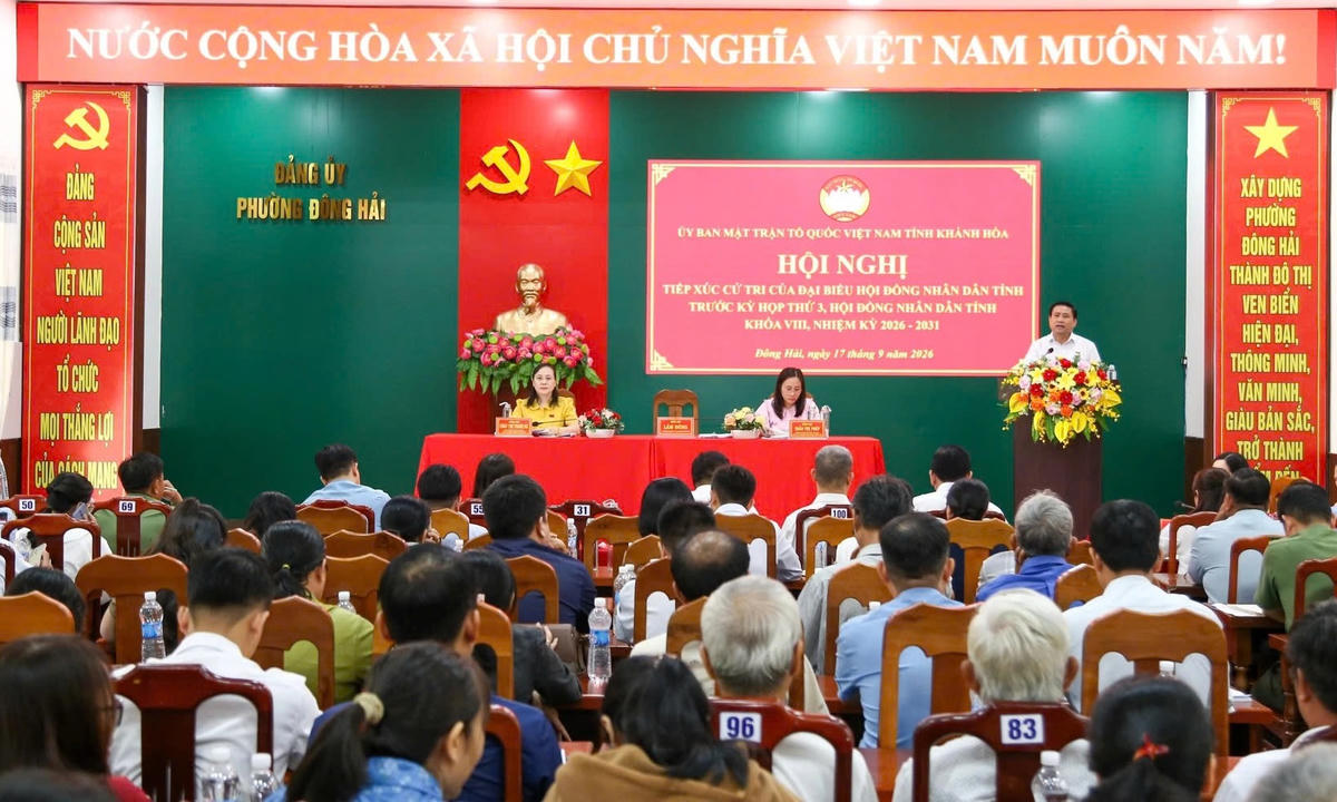 Ông Lâm Đông, Phó Bí thư Tỉnh ủy, Chủ tịch HĐND tỉnh Khánh Hòa, phát biểu tại buổi tiếp xúc cử tri.