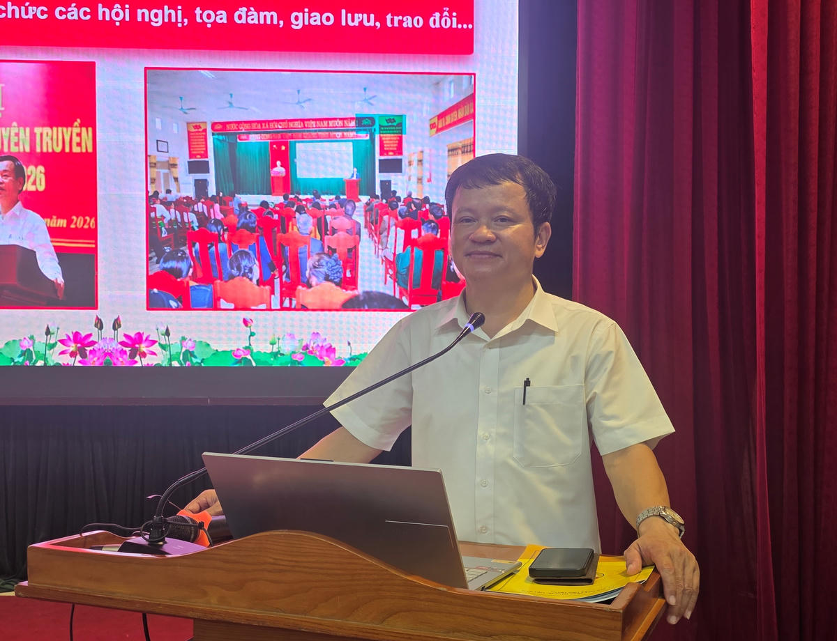 Ông Ngô Thế Anh, Ban Tuyên giáo và Vận động xã hội - MTTQ tỉnh Thanh Hóa hướng dẫn chuyên đề: Vai trò của MTTQ các cấp trong tuyên truyền, vận động Nhân dân thực hiện các chương trình mục tiêu quốc gia gắn với ứng dụng CĐS tại các xã đăng ký đạt chuẩn NTM năm 2026 tại hội nghị.