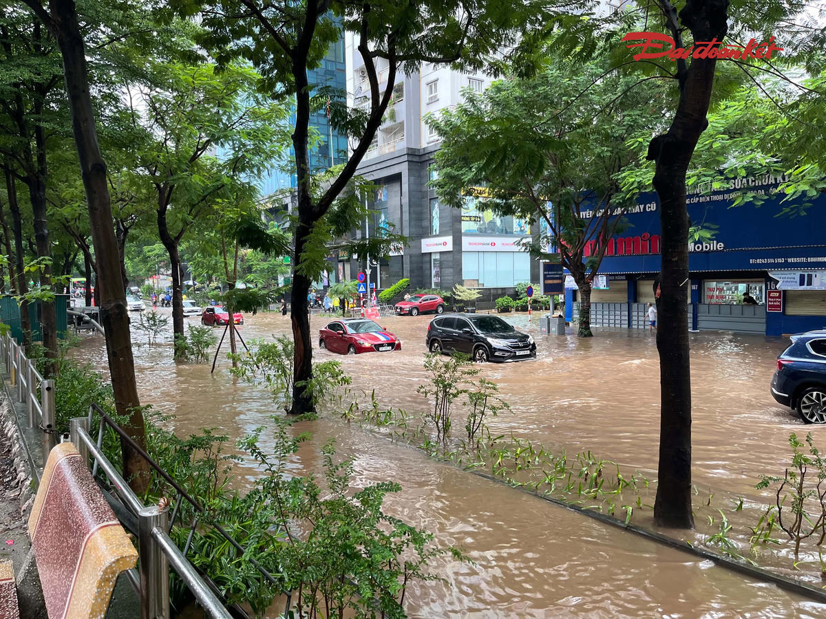 Nhiều tuyến phố Hà Nội ngập nước sau trận mưa lớn với lượng mưa có nơi gần 200mm.