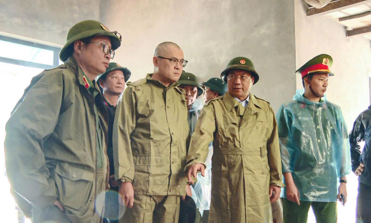 Lãnh đạo tỉnh Phú Thọ trực tiếp có mặt tại hiện trường, chỉ đạo các lực lượng chức năng khắc phục hậu quả vụ sạt lở. Ảnh: Công an tỉnh Phú Thọ