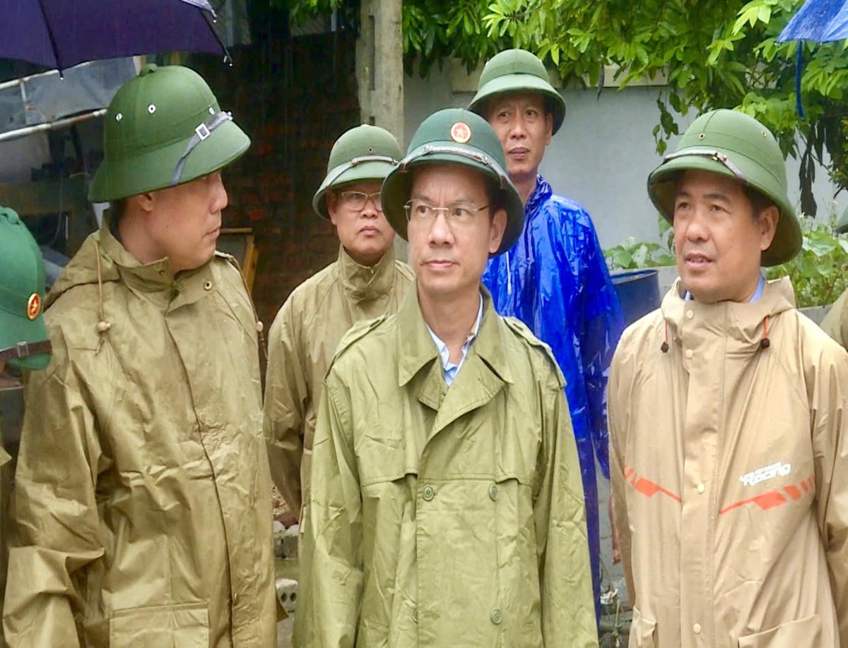  Ông Bùi Duy Cường - Phó Trưởng Ban Thường trực Ban Chỉ huy Phòng thủ dân sự thành phố cùng đoàn công tác đã kiểm tra thực tế dọc tuyến đê Bùi 2.