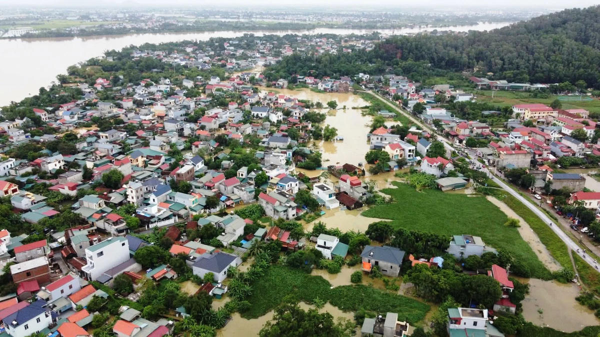 Hàng nghìn ngôi nhà của người dân phường Hàm Rồng bị ngập sâu trong nước lũ.