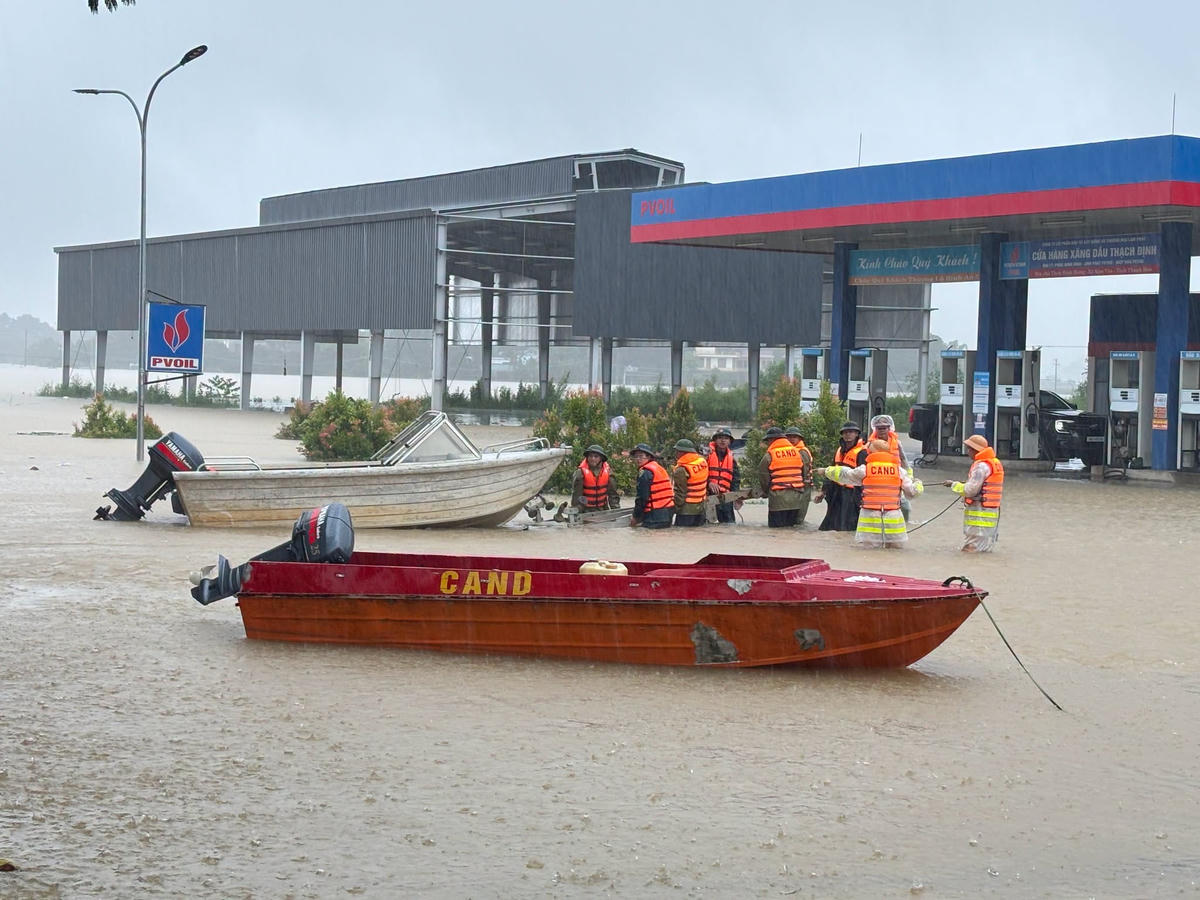 Thanh Hóa: Chủ tịch tỉnh vào vùng rốn lũ, động viên người dân bị cô lập
