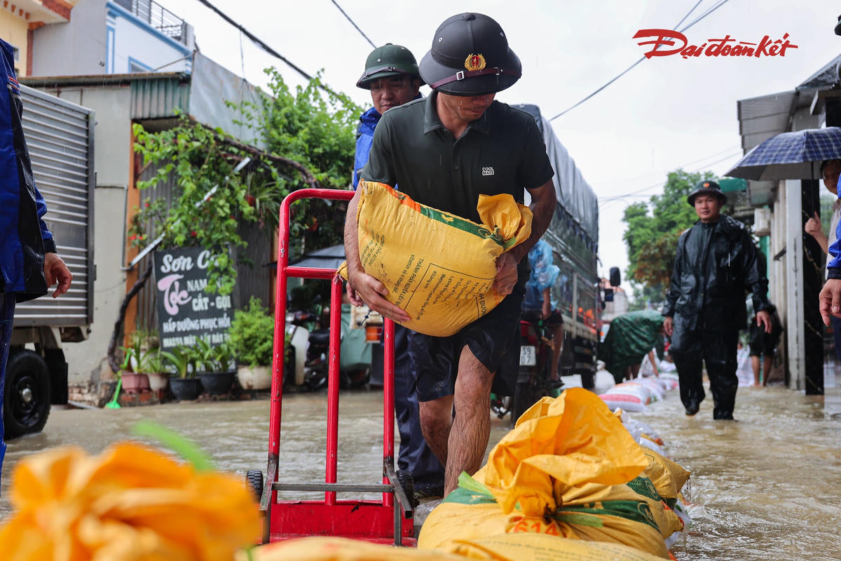 Tại khu vực ngập, lực lượng công an, trật tự của xã Quảng Bị cũng có mặt, hỗ trợ người dân di chuyển, bảo đảm an toàn và giữ gìn an ninh trật tự trong khu vực.