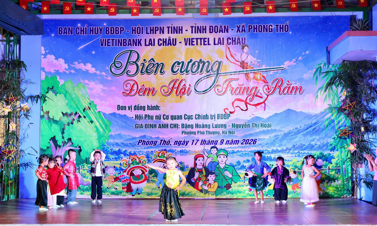 Một tiết mục văn nghệ do các em nhỏ thực hiện thu hút người xem.