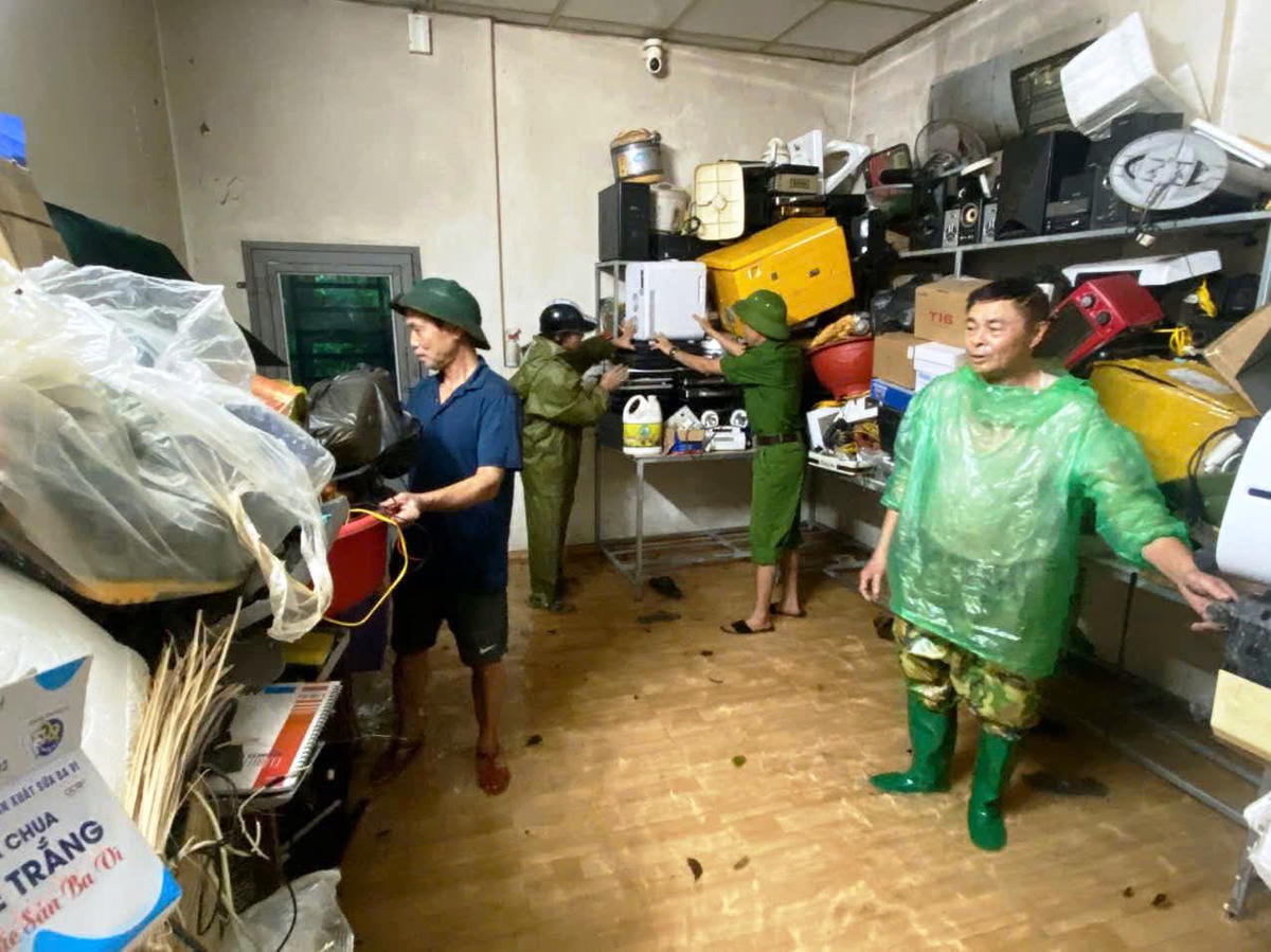 Nhờ có sự cảnh báo sớm và sự hỗ trợ tích cực từ lực lượng công an, dân quân tự vệ nên người dân đã giảm thiểu được thiệt hại do mưa lũ gây ra.