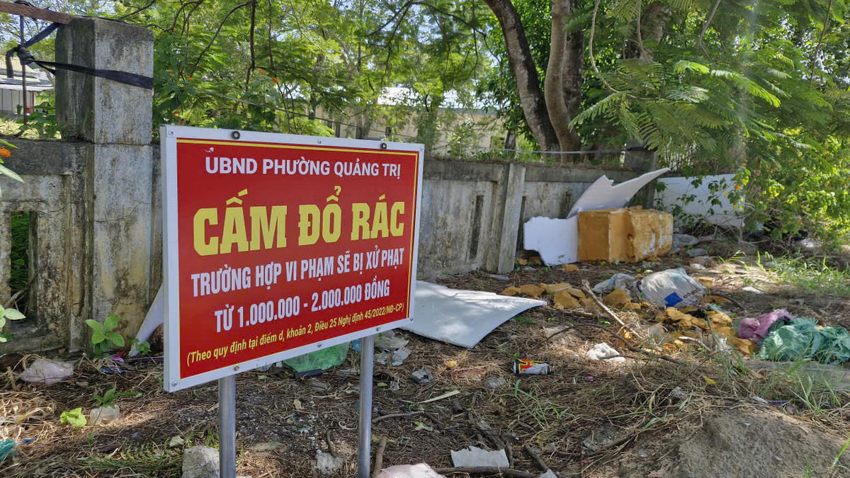 Phường Quảng Trị đặt biển cấm tại một “điểm đen” về việc vứt rác bừa bãi. Ảnh: Đỗ Văn/ghi nhận tháng 8/2026.