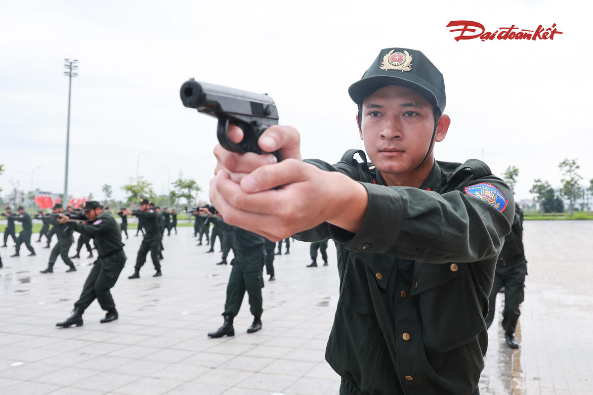 Các nội dung huấn luyện tập trung vào sử dụng công cụ hỗ trợ và bắn súng quân dụng; kỹ thuật, chiến thuật võ thuật Công an nhân dân; kỹ thuật chiến đấu cơ bản; chiến thuật chiến đấu và các bài tập rèn luyện, nâng cao thể lực. Ảnh: Quang Vinh.
