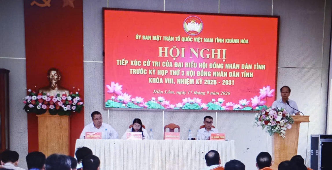 Ông Nguyễn Khắc Hà, Phó Bí thư Tỉnh ủy, Chủ tịch Ủy ban MTTQ Việt Nam tỉnh Khánh Hòa, Phát biểu tại buổi tiếp xúc cử tri.