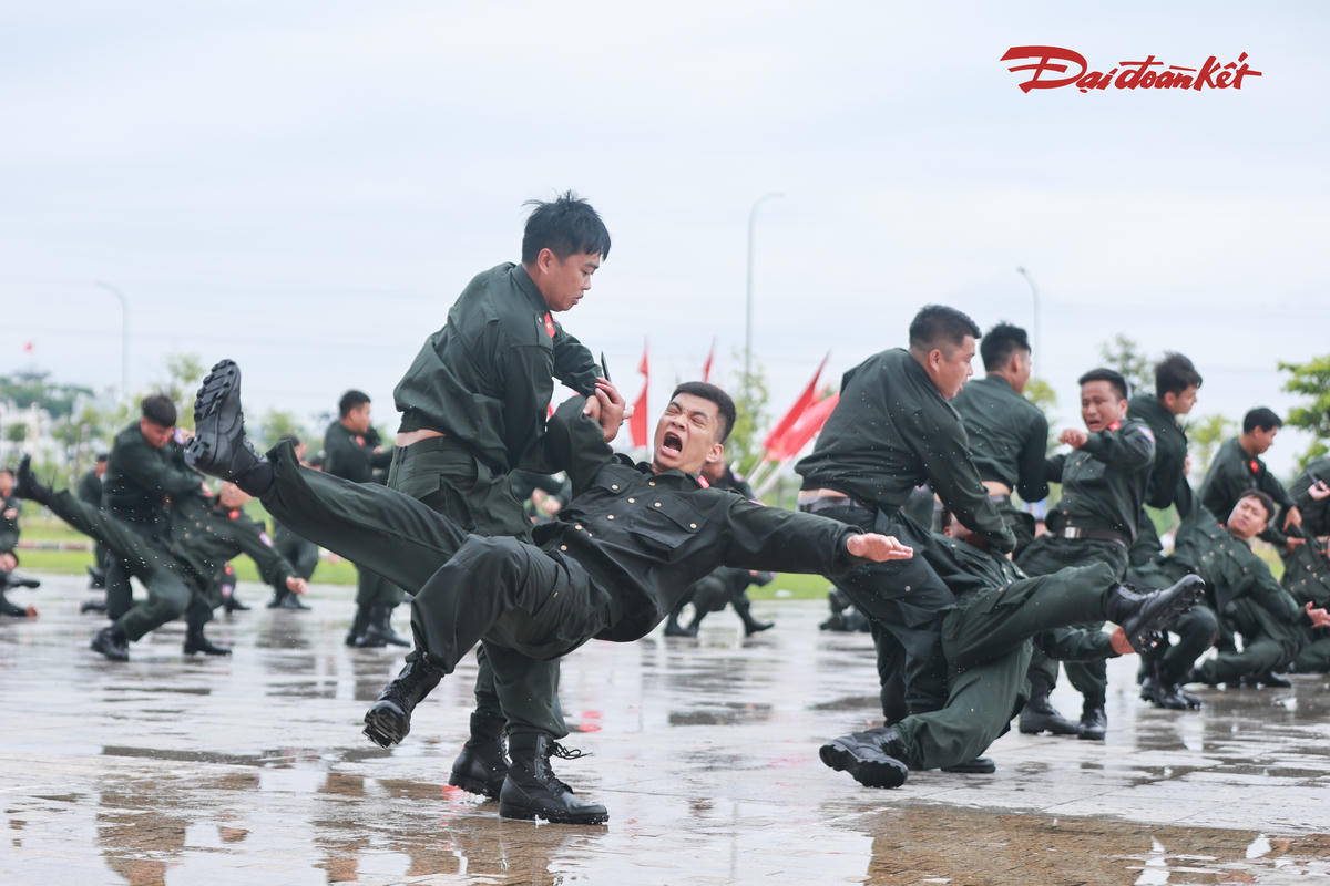 Những thế võ trấn áp tội phạm được các chiến sĩ tập luyện thường xuyên. Ảnh: Quang Vinh.