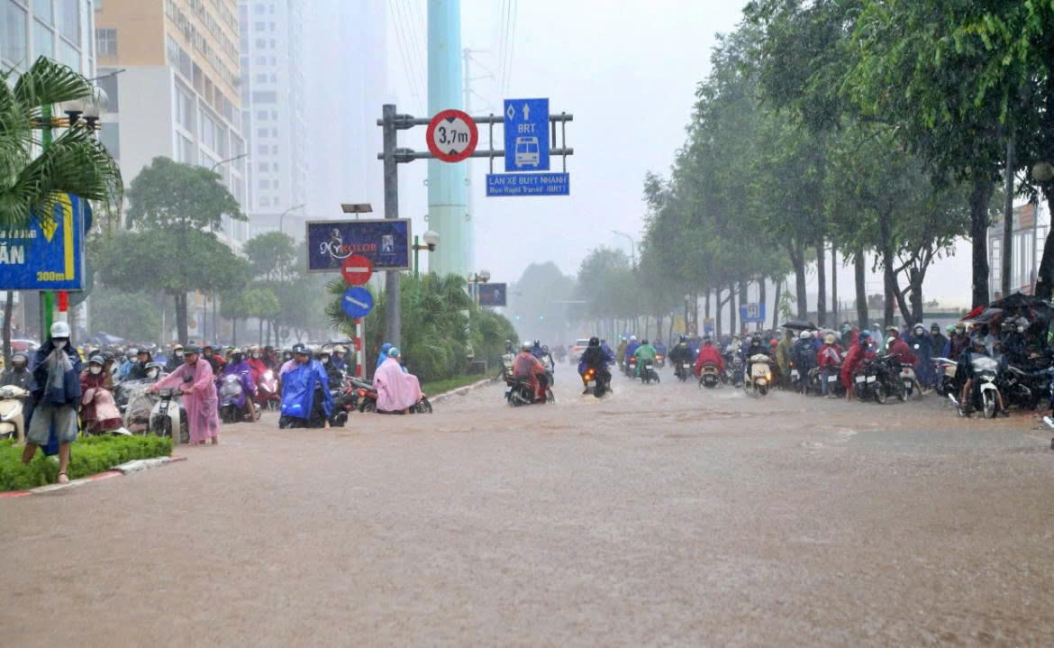 Ngập úng trên tuyến đường Tố Hữu sáng 17/9. Ảnh: Nguyễn Trường