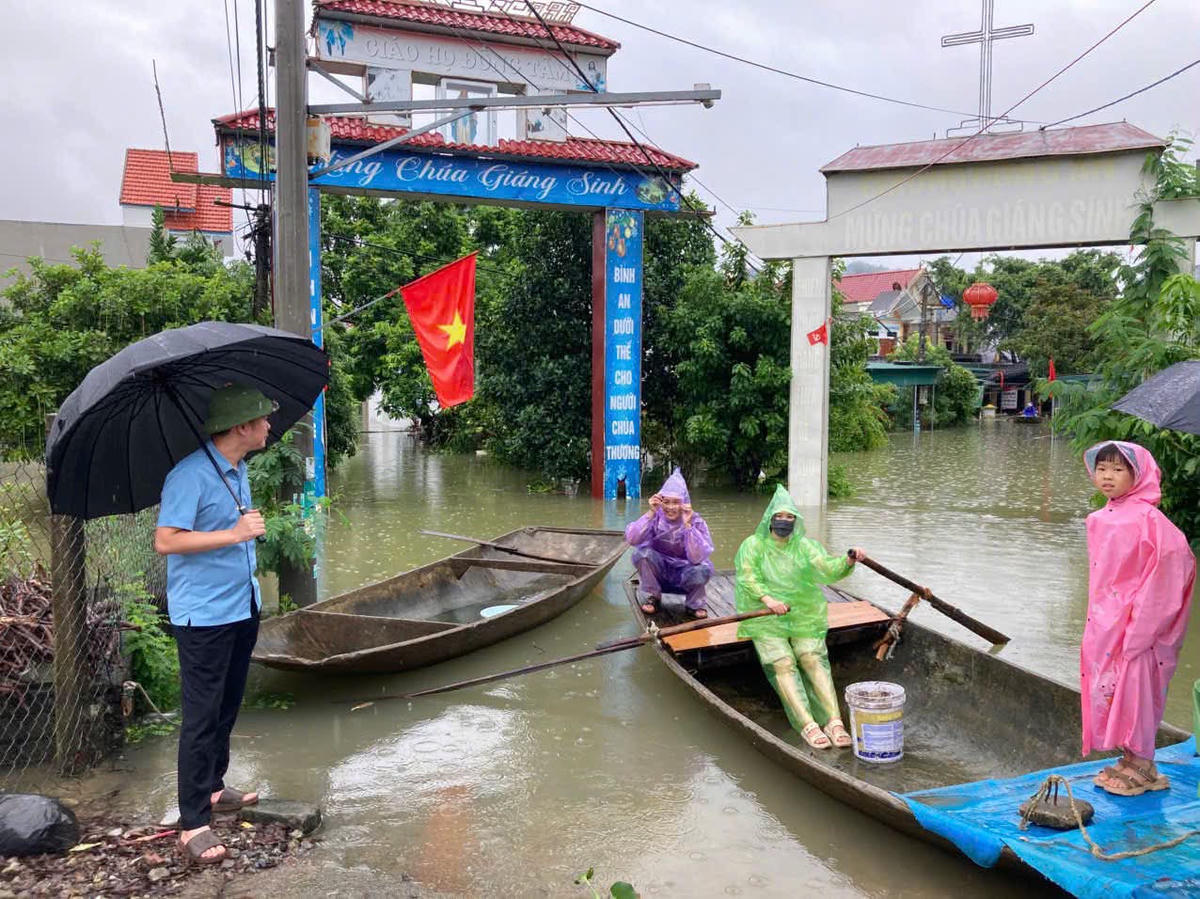 Lãnh đạo xã Nho Quan kiểm tra vùng ngập lụt trên địa bàn ngày 17/9. Ảnh: DVC Nho Quan