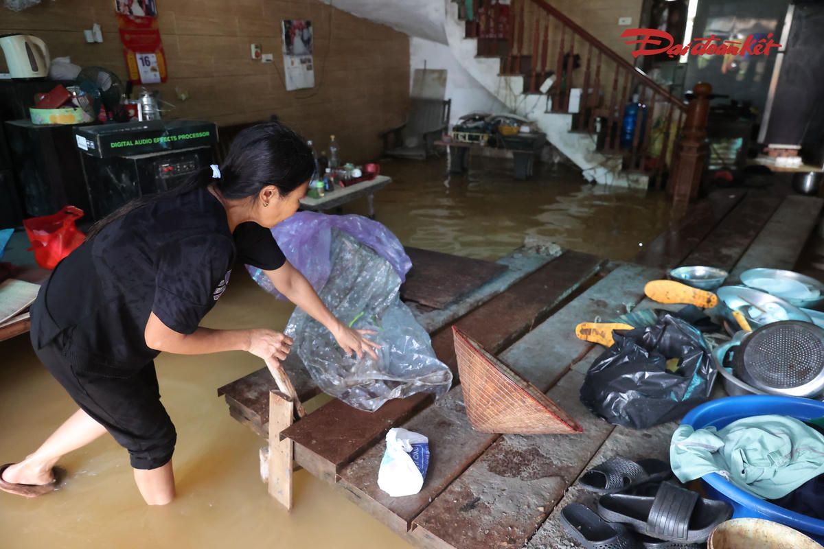 Trước tình trạng nước ngập kéo dài, nhiều gia đình tại khu vực bị ảnh hưởng đã chủ động kê cao đồ đạc, đưa các vật dụng lên vị trí cao hơn nhằm hạn chế thiệt hại.