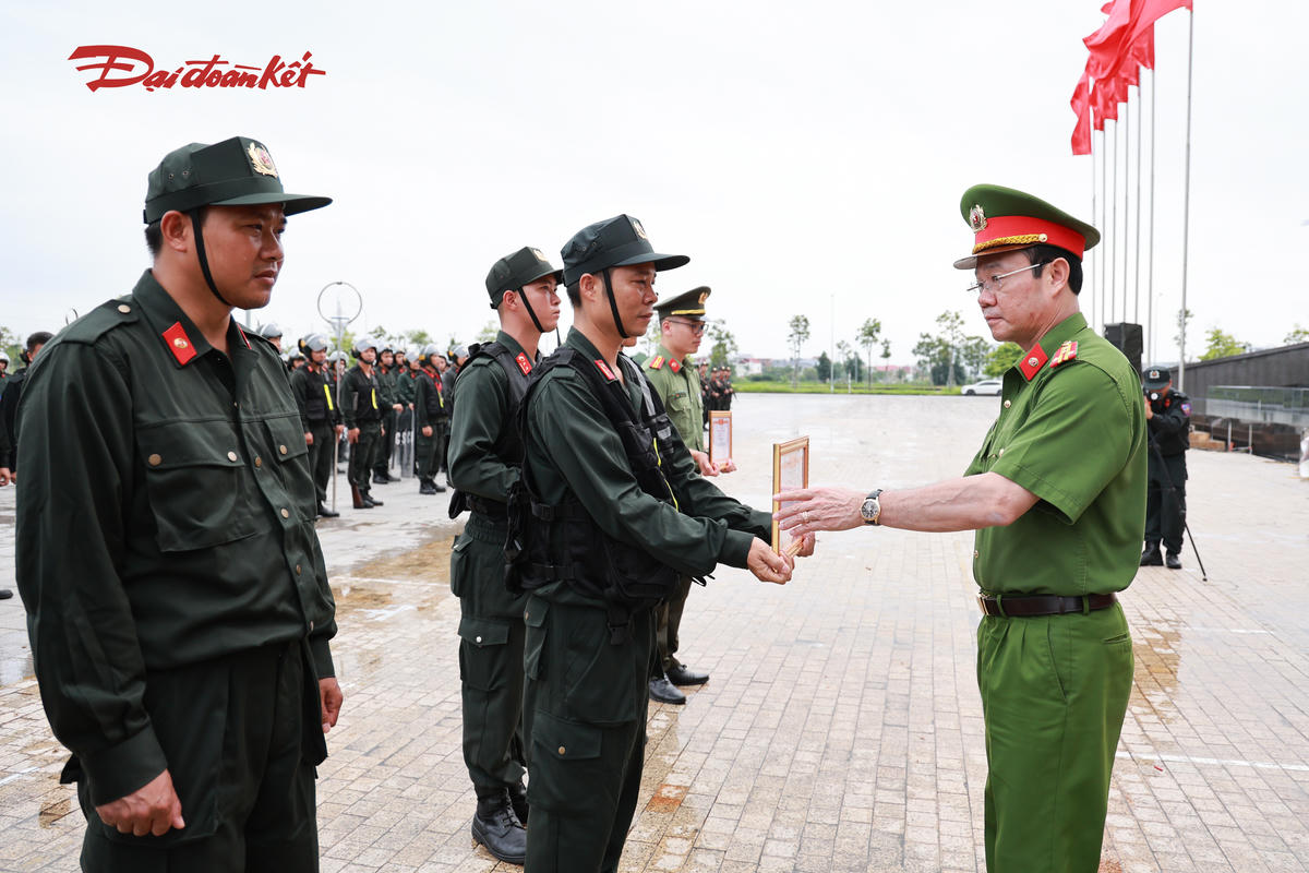Đại tá Thân Văn Duy, Phó Giám đốc Công an tỉnh Bắc Ninh trao tặng Giấy khen của Giám đốc Công an tỉnh cho các tập thể và cá nhân. Ảnh: Quang Vinh.