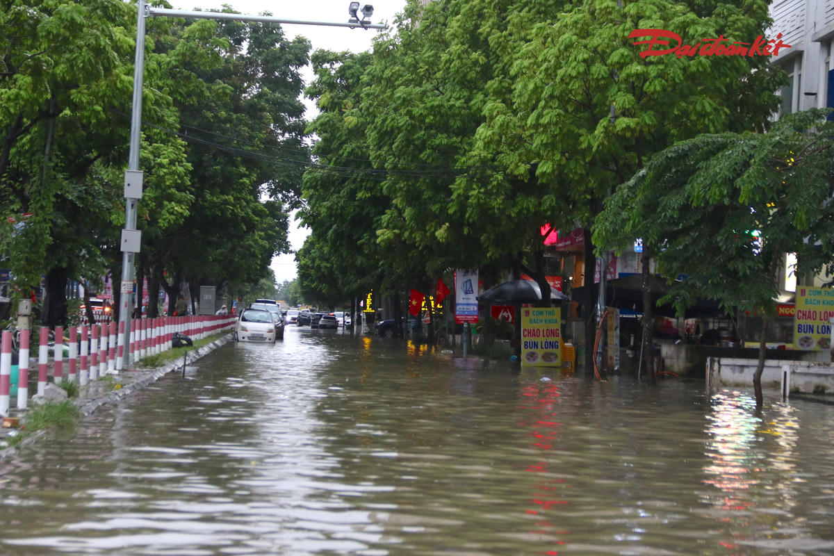 Mưa lớn kéo dài khiến nhiều khu vực phía Tây Hà Nội rơi vào cảnh ngập sâu, giao thông đi lại gặp nhiều khó khăn. Tại Khu đô thị Nam An Khánh, nước phủ kín nhiều tuyến đường, có đoạn ngập sâu khiến ô tô, xe máy di chuyển chậm, một số phương tiện gặp khó khăn khi qua vùng nước.