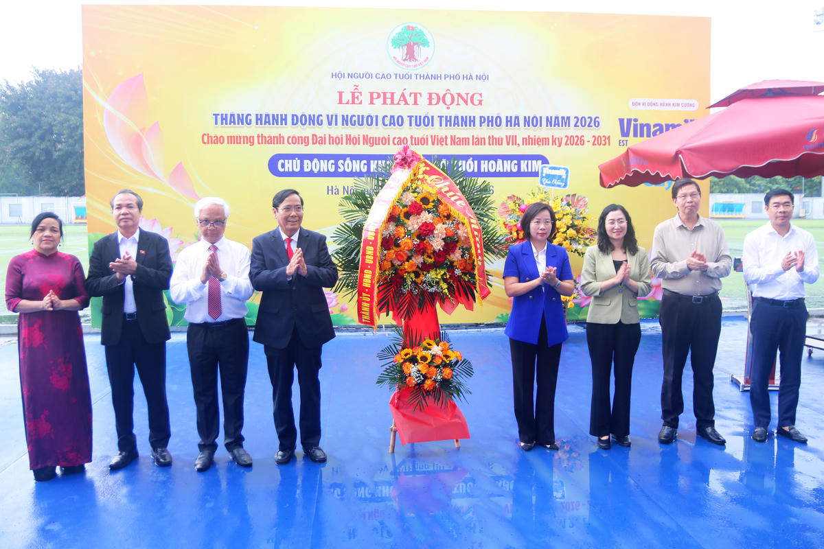 Lãnh đạo Thành ủy - HĐND - UBND - Ủy ban MTTQ Việt Nam thành phố Hà Nội tặng hoa chúc mừng chương trình.