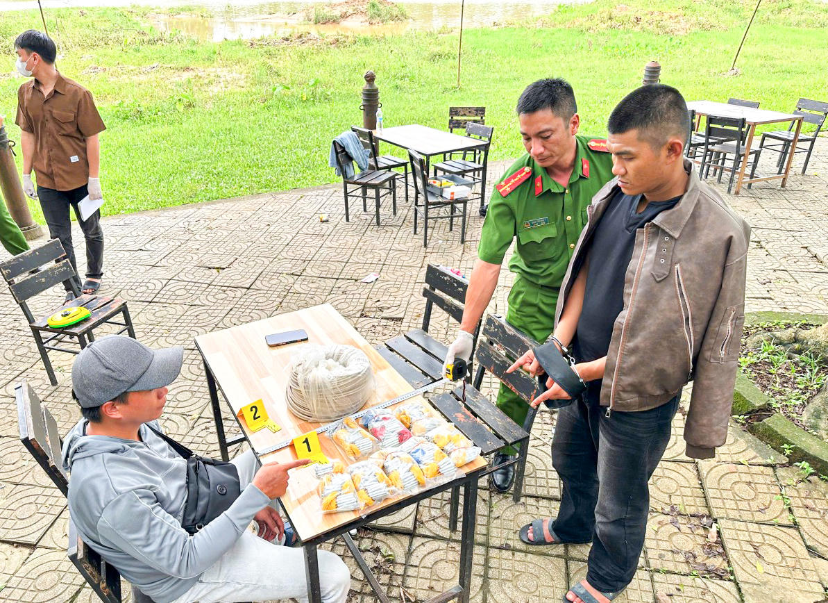 Lực lượng chức năng phát hiện 1 cuộn nghi là dây cháy chậm và 800 ống kim loại nghi là kíp nổ điện. Ảnh: CAQT