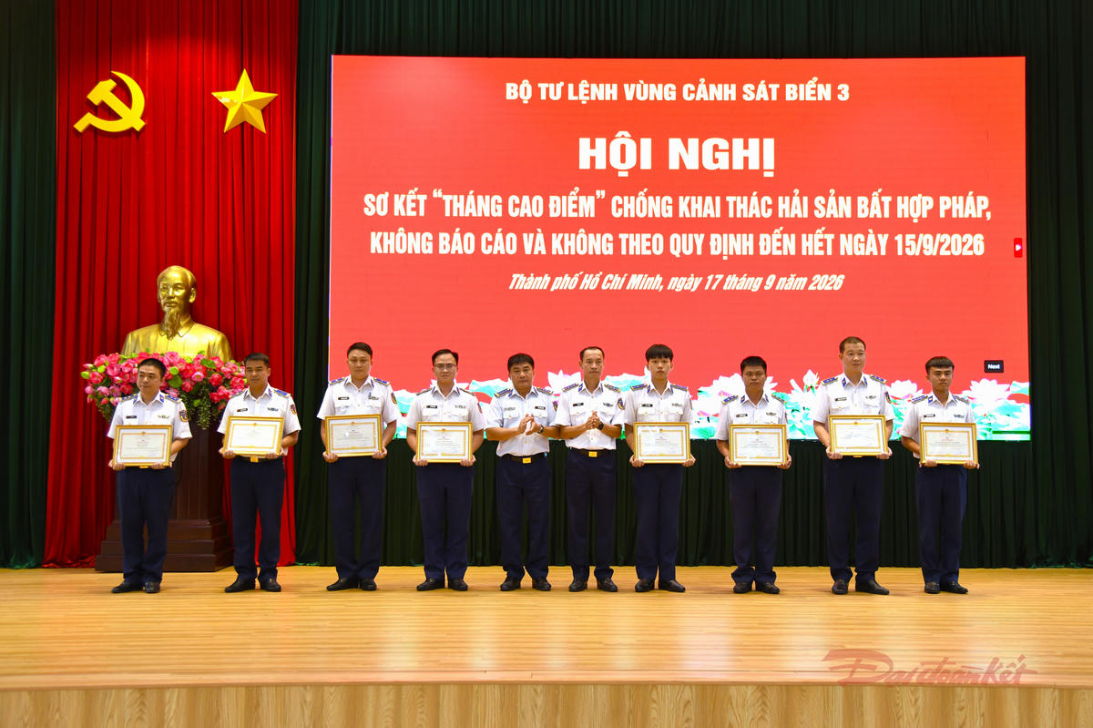 Lãnh đạo Bộ Tư lệnh Vùng trao giấy khen cho các tập thể cá nhân có thành tích tốt trong đợt cao điểm. Ảnh: Duy Phạm.