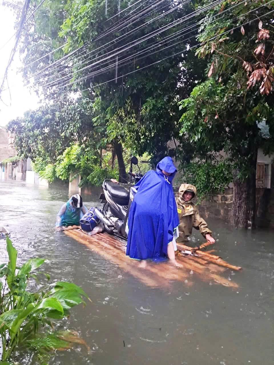 Người dân khẩn trương di chuyển tài sản lên cao tránh lũ.