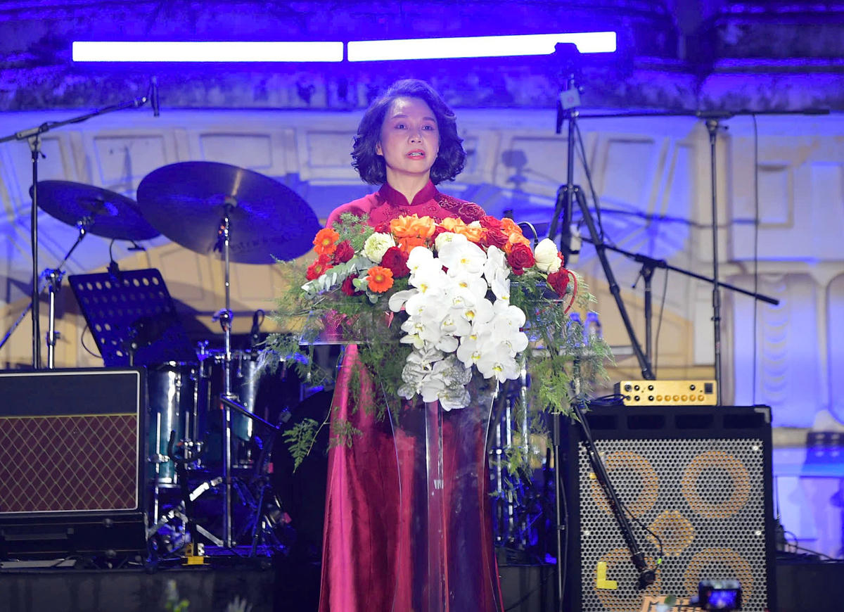 Bà Vũ Thu Hà - Phó Chủ tịch UBND Hà Nội phát biểu khai mạc Liên hoan nhạc Jazz quốc tế Hà Nội.