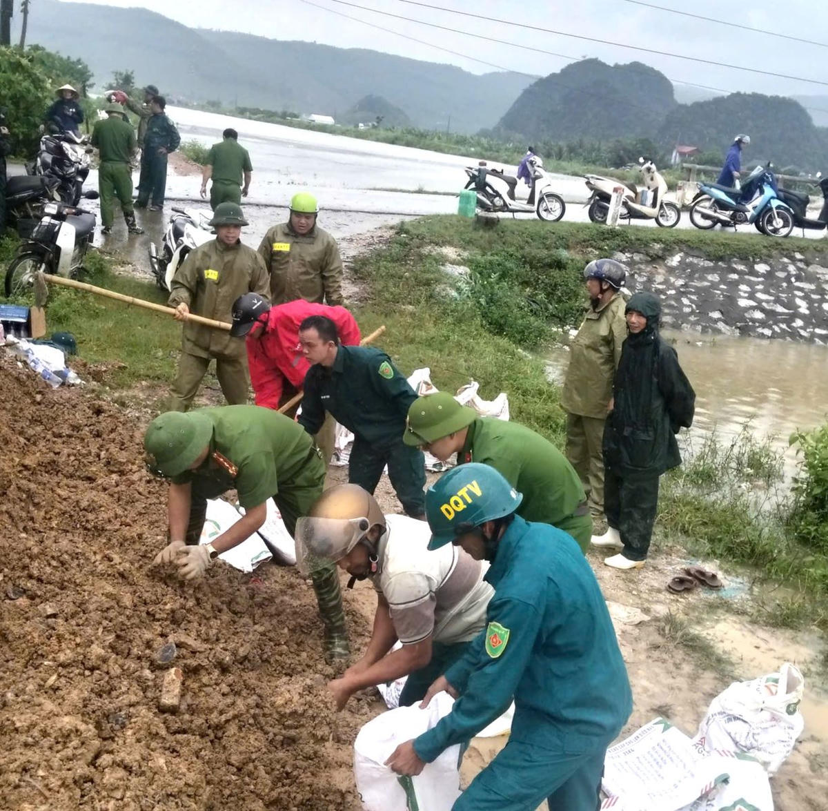 Công an xã Tống Sơn phối hợp gia cố các điểm trọng yếu trên đê. Ảnh: CAX Tống Sơn