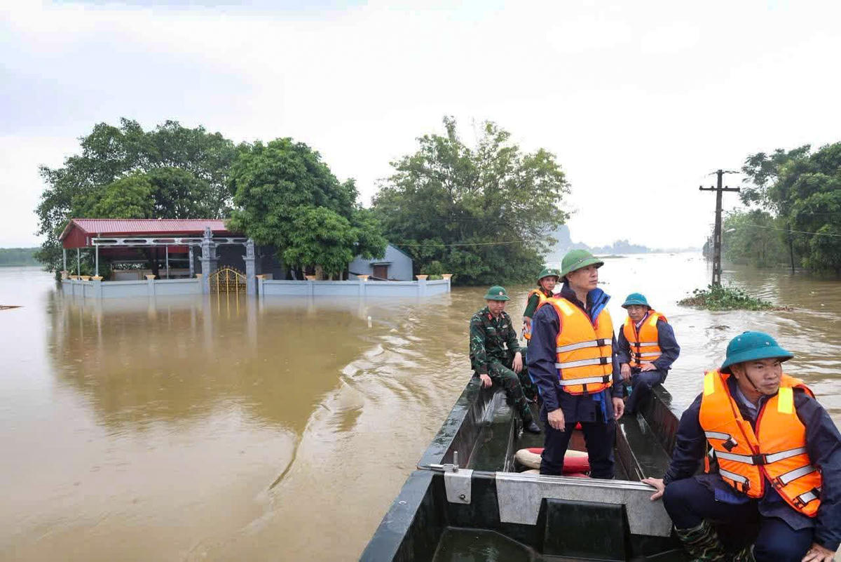 Lãnh đạo UBND xã Đại Hoàng kiểm tra vùng bị ngập lụt. Ảnh: Xã Đại Hoàng