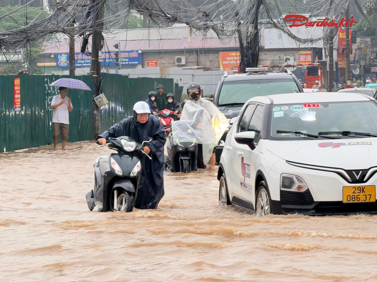 Tương tự, tại khu vực đường 70 qua Khu đô thị Xa La, nước cũng dâng cao sau trận mưa lớn kéo dài trong đêm. Nhiều đoạn đường bị nước bao phủ, phương tiện di chuyển qua đây gặp không ít trở ngại, đặc biệt là xe máy.
