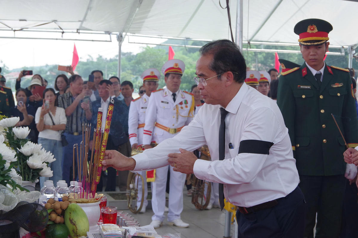 Lãnh đạo TP Đà Nẵng dâng hương tại lễ truy điệu, an táng 17 hài cốt liệt sĩ. Ảnh: QS.