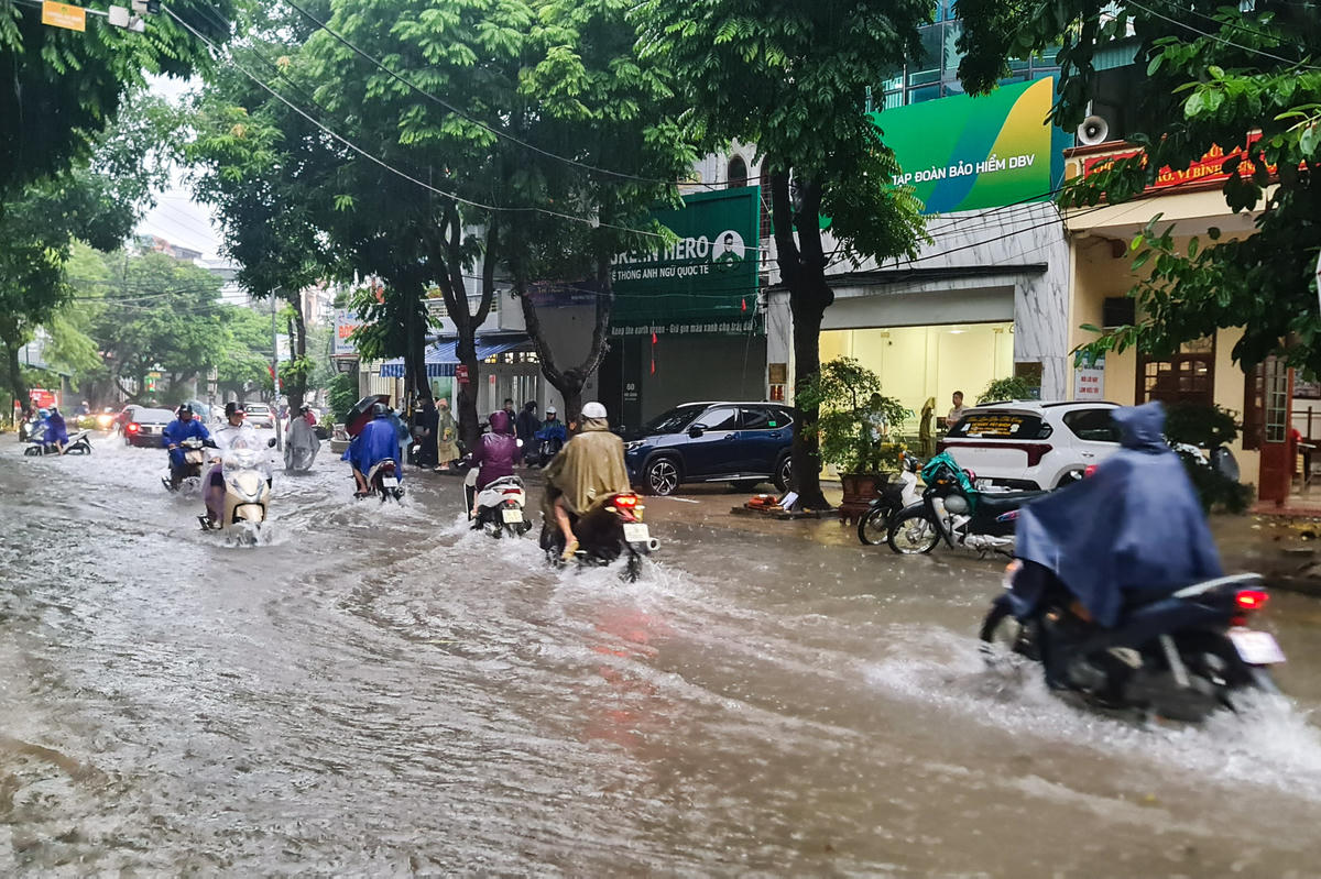 Sáng 17/9, Thanh Hóa vẫn tiếp tục mưa lớn. Trong suốt 4 ngày qua, trên địa bàn tỉnh đã mưa liên tục, khiến không chỉ khu vực miền núi, vùng ven sông bị ngập mà tại nhiều con đường, tuyến phố giữa trung tâm, người dân cũng phải bì bõm lội nước. Ảnh: Anh Tuấn