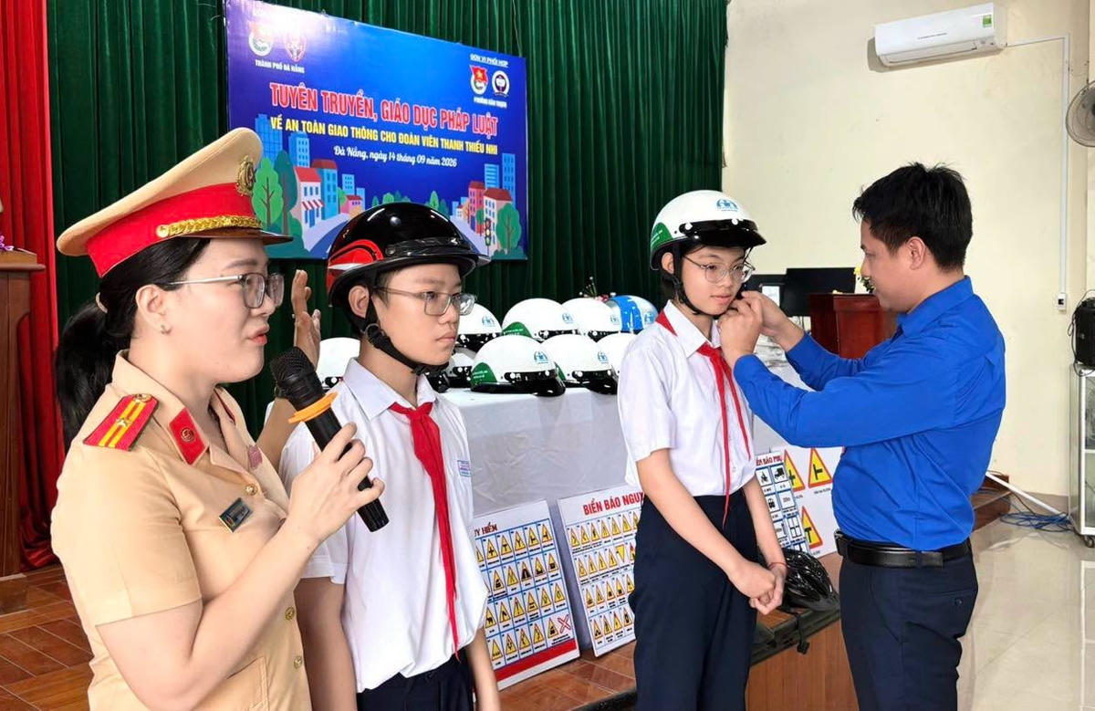 Lực lượng chức năng TP Đà Nẵng tặng mũ bảo hiểm cho thanh thiếu nhi tại các buổi tuyên truyền an toàn giao thông. Ảnh: ĐVCC.