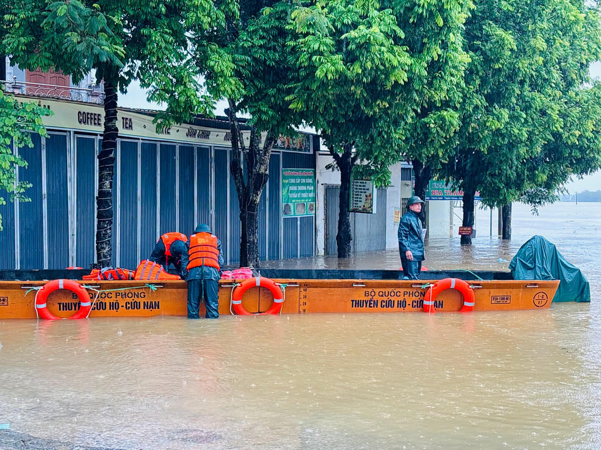 Cano, xuồng cứu nạn được điều động đến khu vực ngập sâu tại xã Kim Tân. Ảnh: DVC Kim Tân